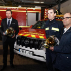 Óscar Puente, Javier Reinoso y Luis Vélez durante la persentación del nuevo material en el parque de Bomberos de Las Eras.-E. M.