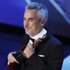 El director mexicano Alfonso Cuarón con su premio Oscar 2019.-REUTERS
