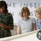 Michelle Obama junto a la editora jefe de 'Vogue USA', Anna Wintour, en la ceremonia de inauguración del Costume Institute, en el museo Metropolitan de Nueva York el pasado mes de mayo.-Foto: MIKE SEGAR / REUTERS