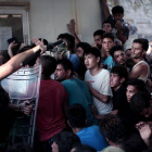 Vídeo de los enfrentamientos entre refugiados y policías en la isla griega de Lesbos.-EFE