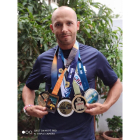 José Antonio Arranz posa con su colección de medallas de ‘finisher’ en el Ironman de Hawaii.-E.M.