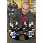 Wenceslao Gil posa con tres de sus vinos en el interior de la tienda de la bodega Vega Saúco.-M.T.