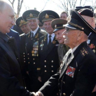 Vladimir Putin saluda a residentes en Crimea.-SPUTNIK / AP
