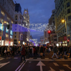 Numerosas personas caminan por la Gran Vía en Madrid.-J P GANDUL (EFE)