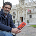 Ignacio Martín Verona junto a la Universidad, donde ejerce como profesor el protagonista de su novela.-J. M. LOSTAU