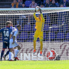 Masip atrapa el balón, con Nacho y Calero cerrando a Pulido.-J.M.L.