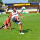 Villalibre pega al balón en su primer entrenamiento.-MARIO MIGUEL