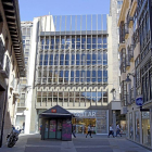 Antiguo bloque del BBVA, de cuatro alturas, donde se trasladará Valcoba Telecomunicaciones, distribuidor oficial de Movistar-J. M. Lostau