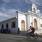 Policías de Nicaragua resguardan una iglesia católica en Nicaragua.-EFE