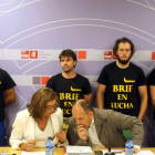 El portavoz adjunto de Medio Ambiente del Grupo Parlamentario Socialista, José Luis Aceves, y la procuradora Ana Muñoz de la Peña se reúnen con miembros de las Brigadas de Refuerzo para extinción de Incendios Forestales (BRIF) para analizar la situación d-Ical