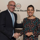 El presidente de la Diputación de Valladolid, Jesús Julio Carnero, y la presidenta de la Asociación de Trabajadores Autónomos (ATA) de Castilla y León, Soraya Mayo, firman un convenio para la complementación de programas de empleo de la institución provin-Ical