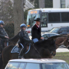 Ryan Zinke, a lomos de un cabllo y con sombrero vaquero, dirigiéndose a la oficina, ayer.-AP