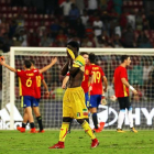 El ghanés Boubacar Haidara (c) reacciona mientras los jugadores de la selección española celebran tras vencer 3-1 a Mali en las semifinales del Mundial sub17 en el D Y Patil Stadium en Bombai, India.-EFE