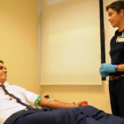 Pedro Sánchez, en plena transfusión-TWITTER