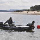 Efectivos de las Geas de Valladolid, ayer, en el pantano de la Cuerda del Pozo en Soria.-VALENTÍN GUISANDE