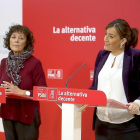 Las socialistas Mercedes Martín y Ana Sánchez, ayer, ante los medios.-ICAL