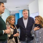 El precandidato a la Presidencia del PP de Castilla y León, Antonio Silván, atiende a los medios de comunicación en la sede del PP de Zamora.-ICAL