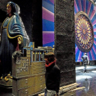 En la imagen superior, la enorme Virgen del Convento de 350 kilos y cinco metros de altura.-J.M. Lostau
