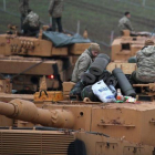 Soldados turcos encima de sus tanques durante la ofensiva sobre Afrín.-UMIT BEKTAS