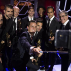 Óscar, en el centro agachado junto a Espinosa (Sporting), autor del ‘selfie’ grupal. De pie, Machín (Girona), Cuéllar, (Sporting),  Mel (Betis), Messi, Neymar, Bravo y Jordi Mestre (Barcelona).-LaLiga