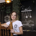María Hernández posa en ‘Donde siempre’, el bar de Tardesillas al que ha dado un nuevo aire con una propuesta basada en los sabores tradicionales.  / LUIS ÁNGEL TEJEDOR