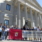 Los diputados de Podemos con representantes de los trabajadores de Vestas, ayer a las puertas del Congreso.-ICAL