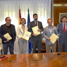 La ministra Reyes Montoro junto a responsables de Vestas y de los sindicatos durante la firma del acuerdo.-ICAL