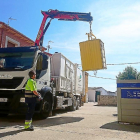 Un camión de la basura recoge los residuos del contenedor amarillo.-E.M.