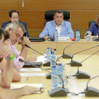 El alcalde, José Manuel Barrio, flanqueado pro Carlos Rodríguez e Isabel Mansilla, en el pleno de este miércoles.-J.M. Lostau