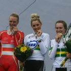 Las tres primeras clasificadas en la prueba de contrarreloj junior femenino Macey Stewart (oro), Pernille Mathiesen (plata), y Anna Leeza Hull (bronce), en el pódium delMundial de CIclismo de Ponferrada-Ical