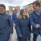 La candidata Sánchez-Reyes y Pablo Casado, en un momento de la visita del presidente del PP a Ávila.-ICAL