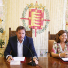 El alcalde de Valladolid, Óscar Puente, anuncia la convocatoria pública de concesión de ayudas para material escolar junto a la concejala de Educación, Victoria Soto.-ICAL