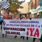 Policías municipales de Medina del Campo sostienen una pancarta en una de sus últimas concentraciones.-EL MUNDO