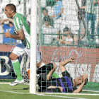 Braian Rodríguez celebra ante Peña uno de los goles del Betis-Real Valladolid de la temporada 13-14 investigado.-J.C. Vázquez