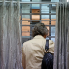 Una mujer recoge las papeletas de las elecciones-ICAL