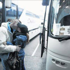 Despedida junto a un bus que va de Bulgaria a otros países de la UE.-Foto:  REUTERS / STOYAN NENOV