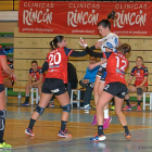 Silvia Arderius es agarrada por dos jugadoras malagueñas en el partido de Liga.-V.G. DE GARABAY