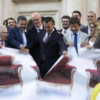 Di Maio (centro) y otros políticos rasgan una pancarta ilustrativa sobre la reforma para reducir el número de parlamentarios en Italia.-MASSIMO PERCOSSI (EFE)