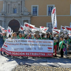 Concentración de los profesores a las puertas de la Consejería de Educación.-E.M.