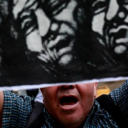 Un activista mapuche durante una protesta, en el vecino Chile, por la muerte del mapuche argentino Rafael Nahuel.-REUTERS / PABLO SANHUEZA