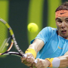 Rafael Nadal devuelve una bola a Michael Berrer, en la primera ronda del torneo de Doha.-Foto: REUTERS / MOHAMMED DABBOUS