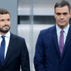 Pablo Casado y Pedro Sánchez, en el debate electoral, el pasado 4 de noviembre.-JOSÉ LUIS ROCA