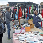 Un grupo de comerciantes instala sus puestos en el mercadillo de Medina del Campo-Santiago G. Del Campo