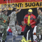 El presidente sudafricano y líder del Congreso Nacional Africano, Cyril Ramaphosa (con chaqueta roja) baila con unos militares durante un mitin de su partido en la ciudad de Durban.-ANTOINE CHAUVEL (AP)