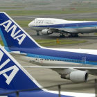 Aviones de la aerolínea japonesa ANA se preparan para despegar, en el aeropuerto de Haneda (Tokio), en una imagen de archivo.-AFP / KAZUHIRO NOGI