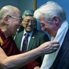 El Dalai Lama entrega un presente a Richard Gere-YVES HERMAN / REUTERS