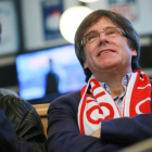 Carles Puigdemont viendo el Girona-Getafe en Bruselas.-OLIVIER HOSLET (EFE)