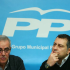 Los portavoces del Grupo Popular en el Ayuntamiento de Ponferrada, Juan Elicio Fierro (I), y Reinér Cortés (D), durante la rueda de prensa de esta mañana en el despacho municipal-Ical