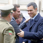 Óscar Puente saluda a Pedro Sánchez a su llegada la cumbre de Valladolid.-ICAL