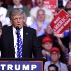 Trump, en un mitin en Sunrise (Florida), donde ha acusado a Obama de ser "fundador del Estado Islámico".-EFE / CRISTOBAL HERRERA
